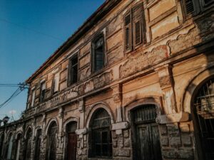 Vergane glorie, gevel in Shkoder Foto: Unsplash