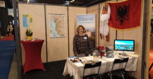 Alketa bij de stand van Liria Travel in hal 4. Vragen over reizen naar Albanië? Eén adres!